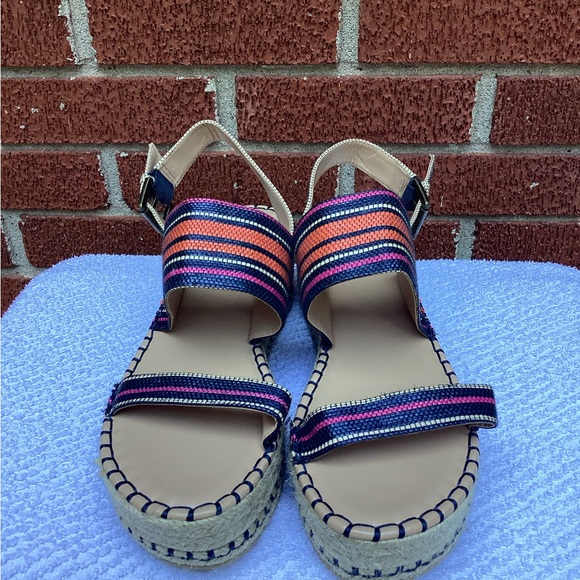 Just Fab Sight Seeing Chucky sandals - Picture 2 of 8